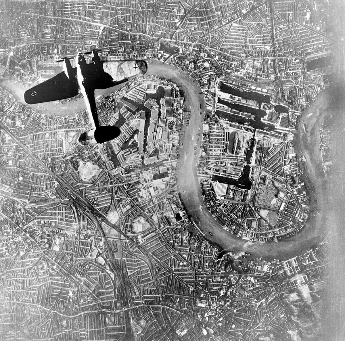 Heinkel_He_111_over_Wapping,_East_London
